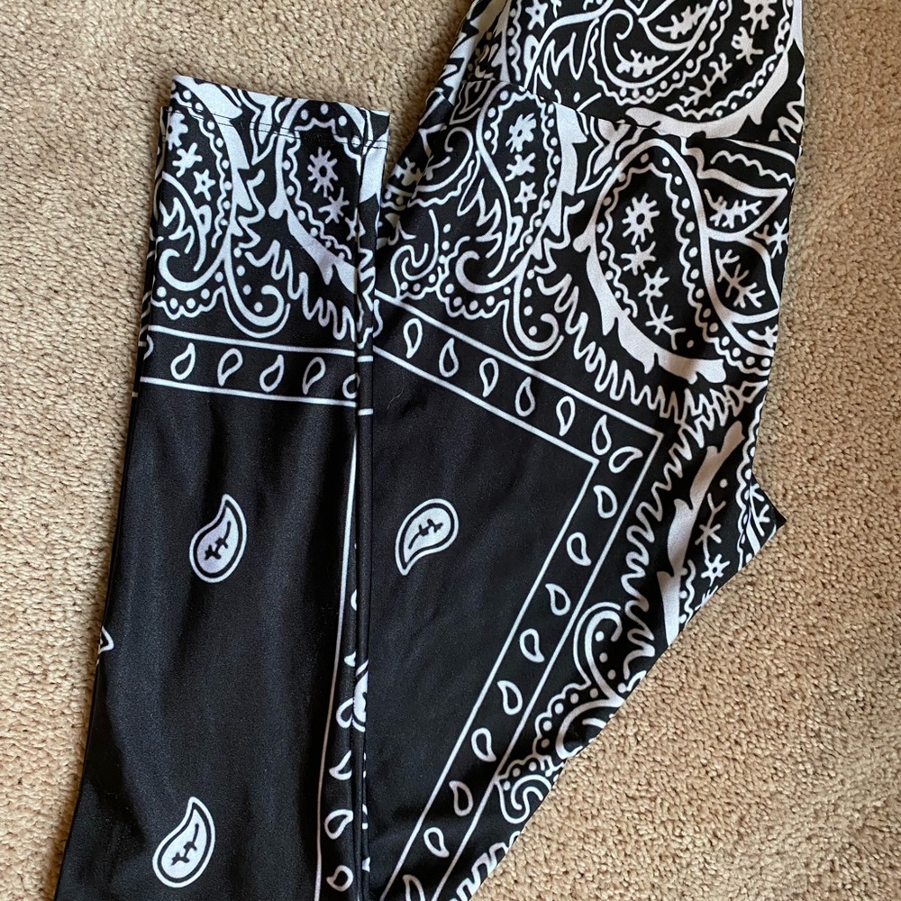 Goldsheep - black and white, paisley print; size medium